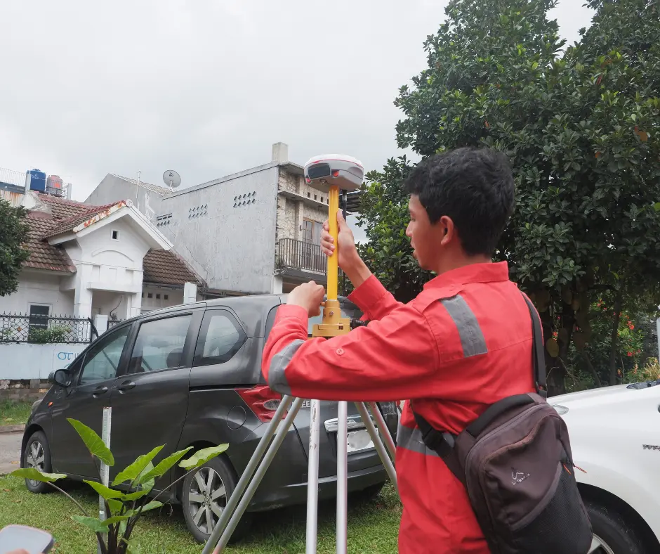 Surveyor menggunakan ComNav N3 GNSS RTK dengan fitur IMU Tilt Sensor di lapangan