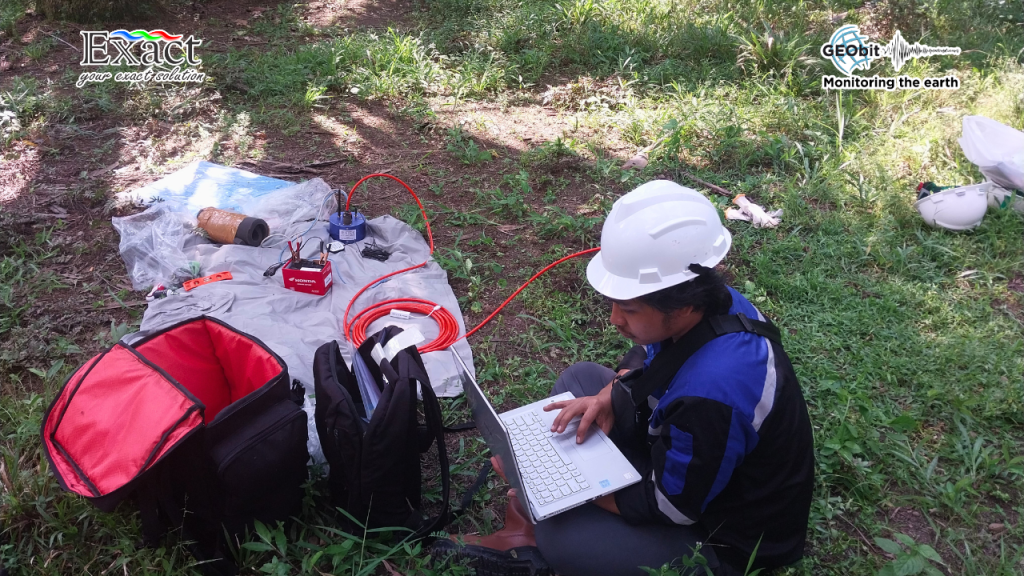Operator geofisika sedang melakukan instalasi alat di salah satu station MEQ