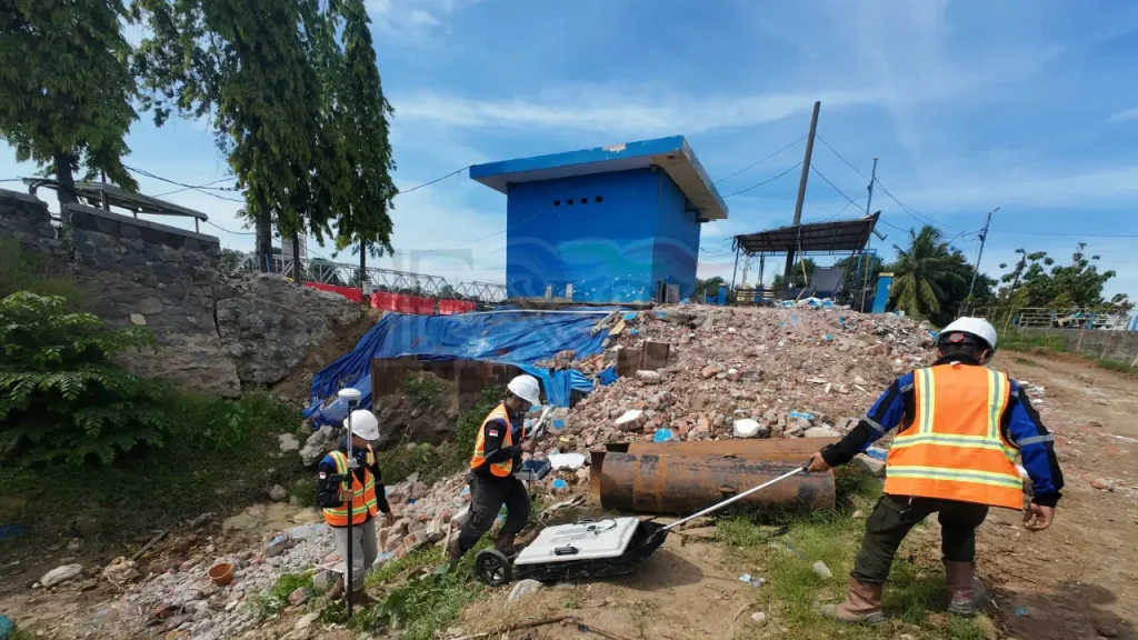 Tim surveyor PT Exact Global Teknologi mengoperasikan MALA GPR (Ground Penetrating Radar) tipe sled dan GPS RTK untuk pemetaan utilitas bawah tanah di medan proyek berbatu.